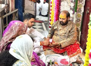 मंदिर के महंत कथा वाचक श्री रवि कृष्ण भारद्वाज दनकौर नगर पंचायत अध्यक्षा के प्रतिनिधि भाजपा नेता दीपक सिंह को माता रानी के चरणों में पूजन करते हुए