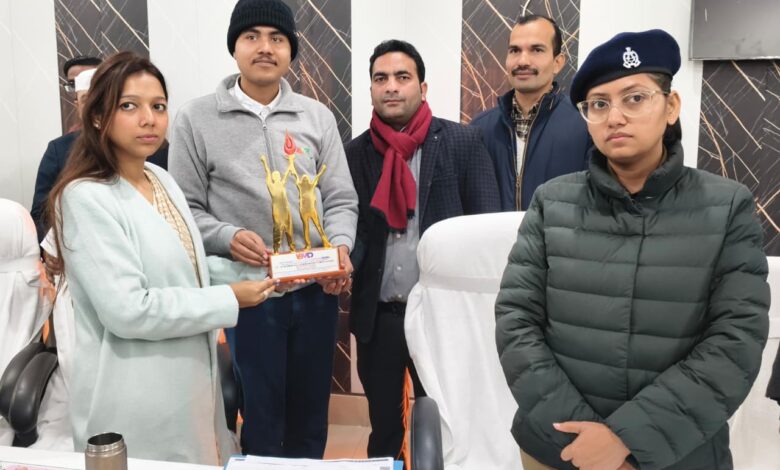 विकसित भारत टीम यूपी के कैप्टन बने युवा को सम्मानित करते हुए जिलाधिकारी बागपत