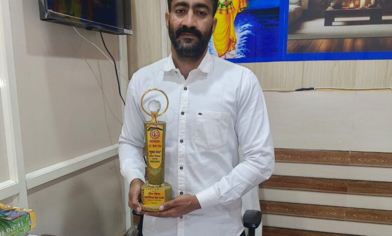 डाक्टर शैलेश रौसा सरकपुर को सम्मानित किया गया